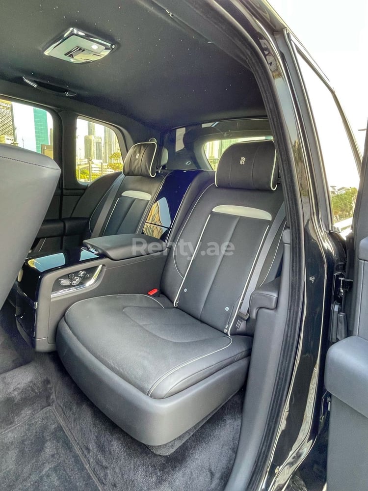 Negro Rolls Royce Cullinan en alquiler en Dubai 7