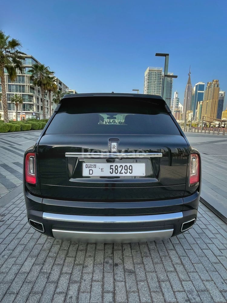 Black Rolls Royce Cullinan for rent in Dubai 8