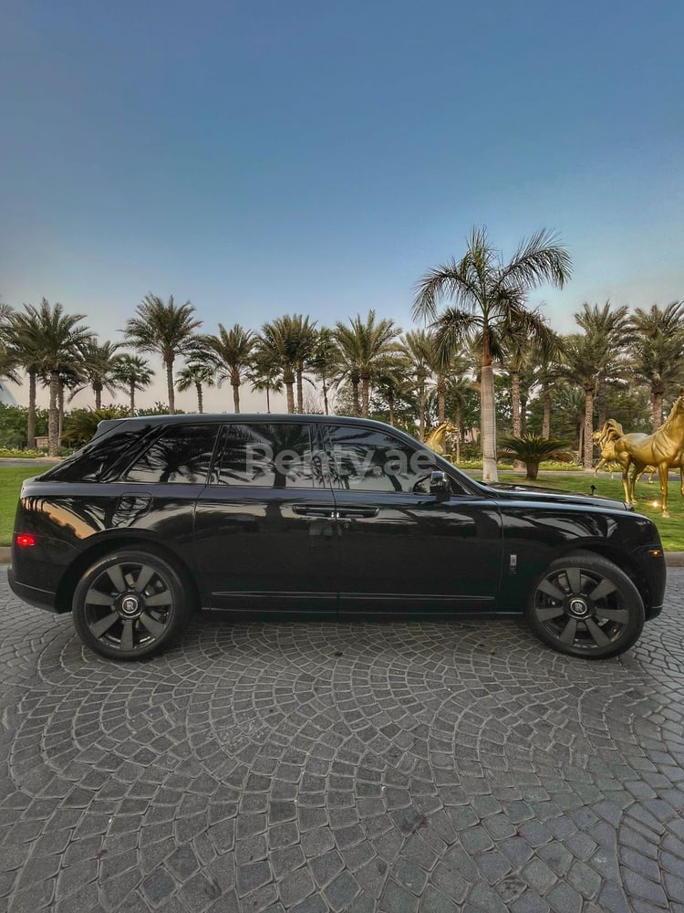 Noir Rolls Royce Cullinan en location à Sharjah 0