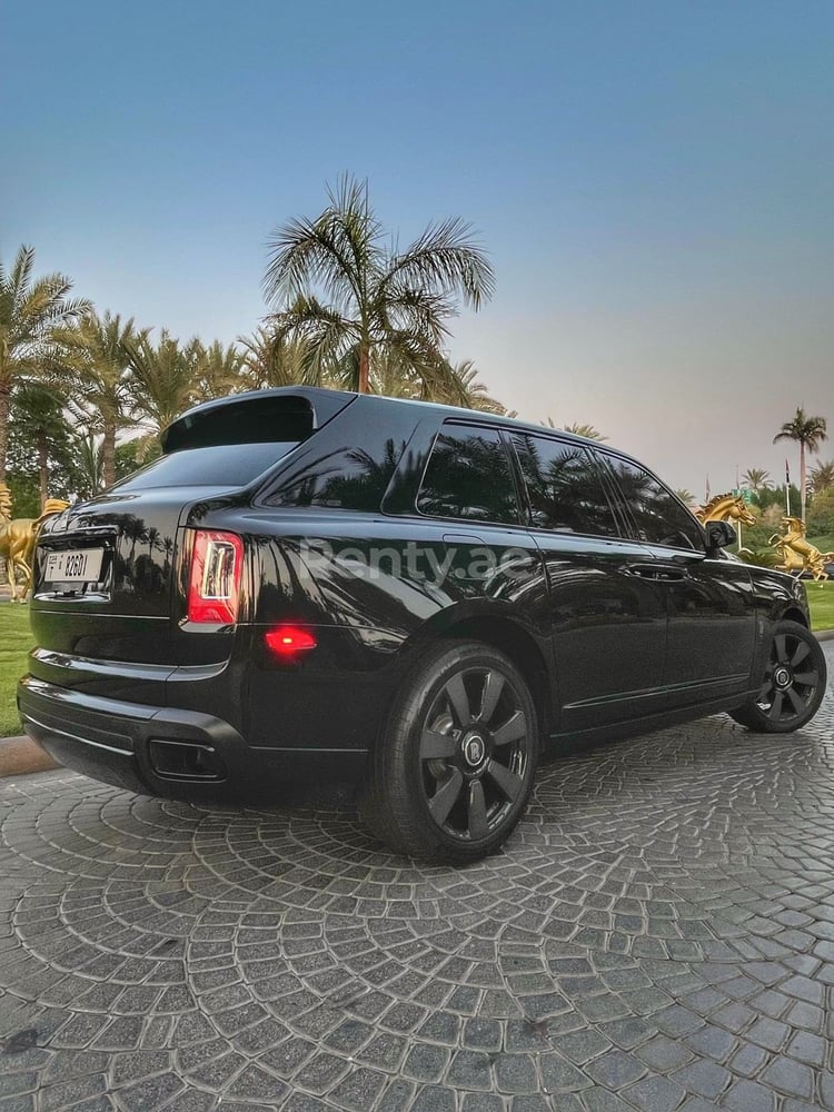 Noir Rolls Royce Cullinan en location à Dubai 1