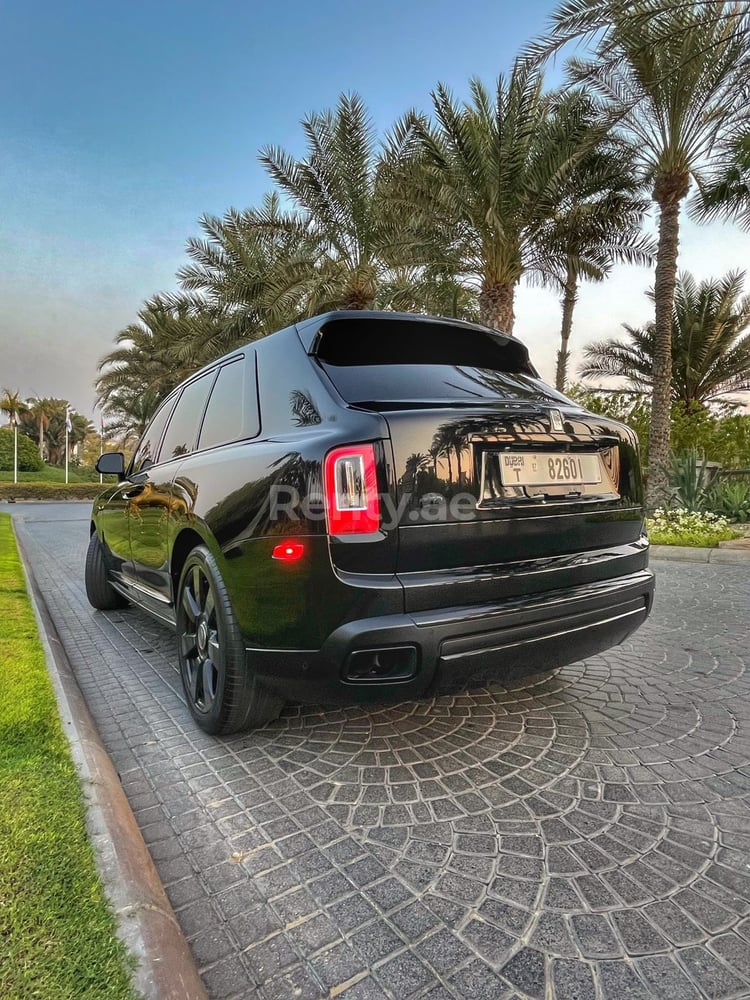 Noir Rolls Royce Cullinan en location à Dubai 4