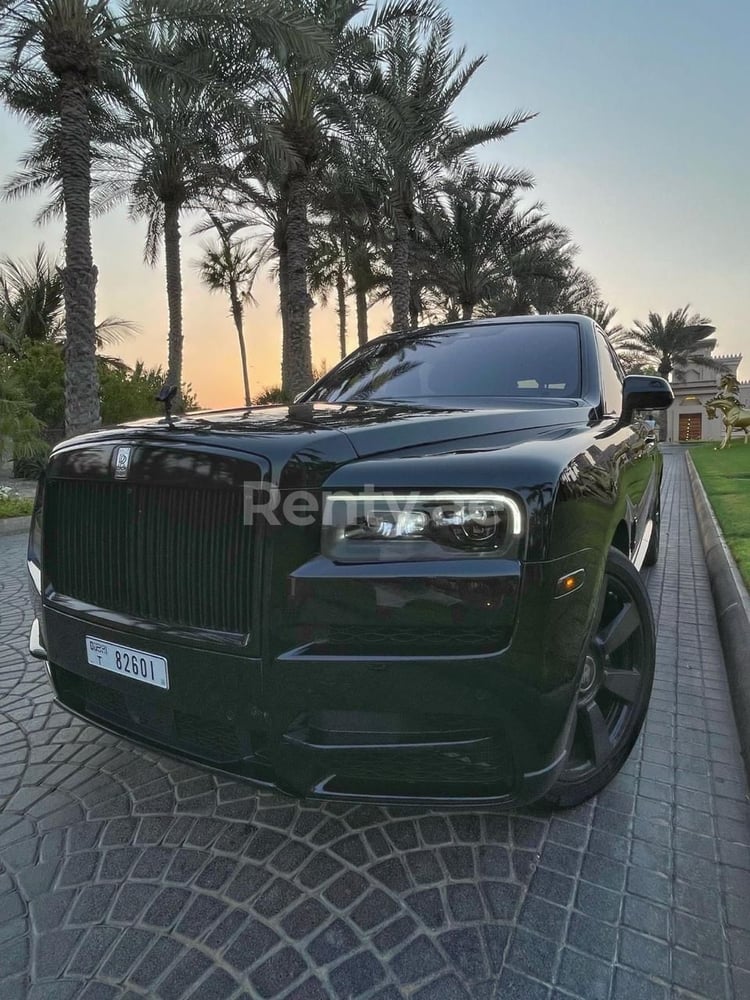 Noir Rolls Royce Cullinan en location à Dubai 5