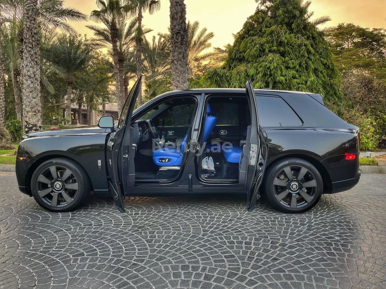 Negro Rolls Royce Cullinan en alquiler en Dubai 6