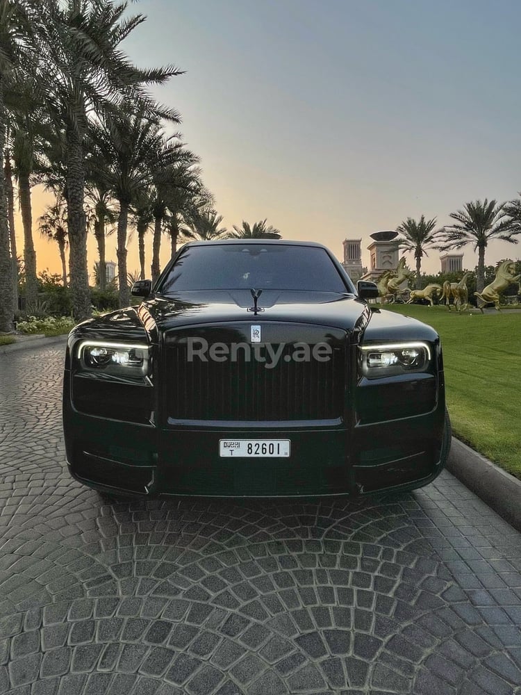 Nero Rolls Royce Cullinan in affitto a Dubai 7