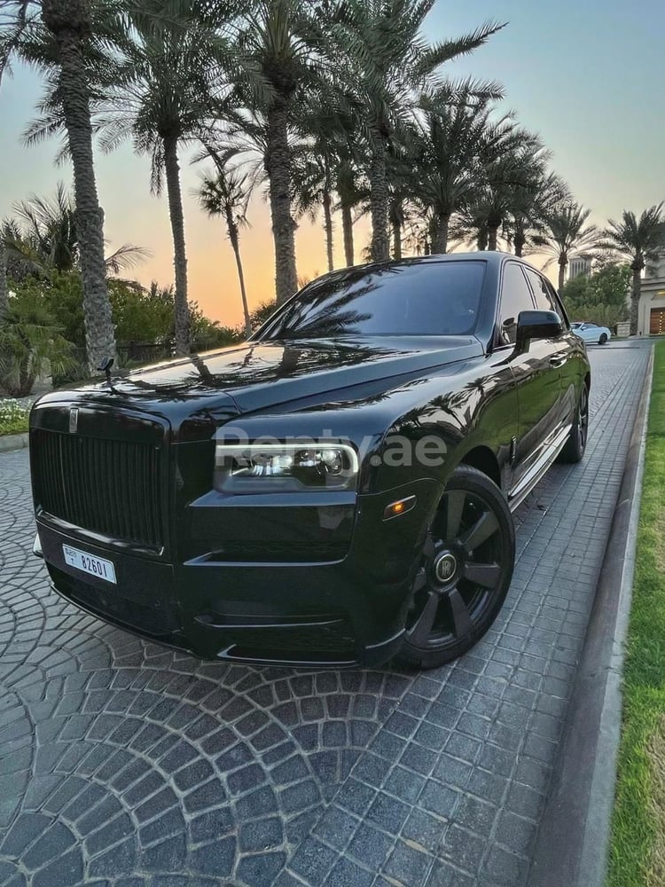 Nero Rolls Royce Cullinan in affitto a Abu-Dhabi 8