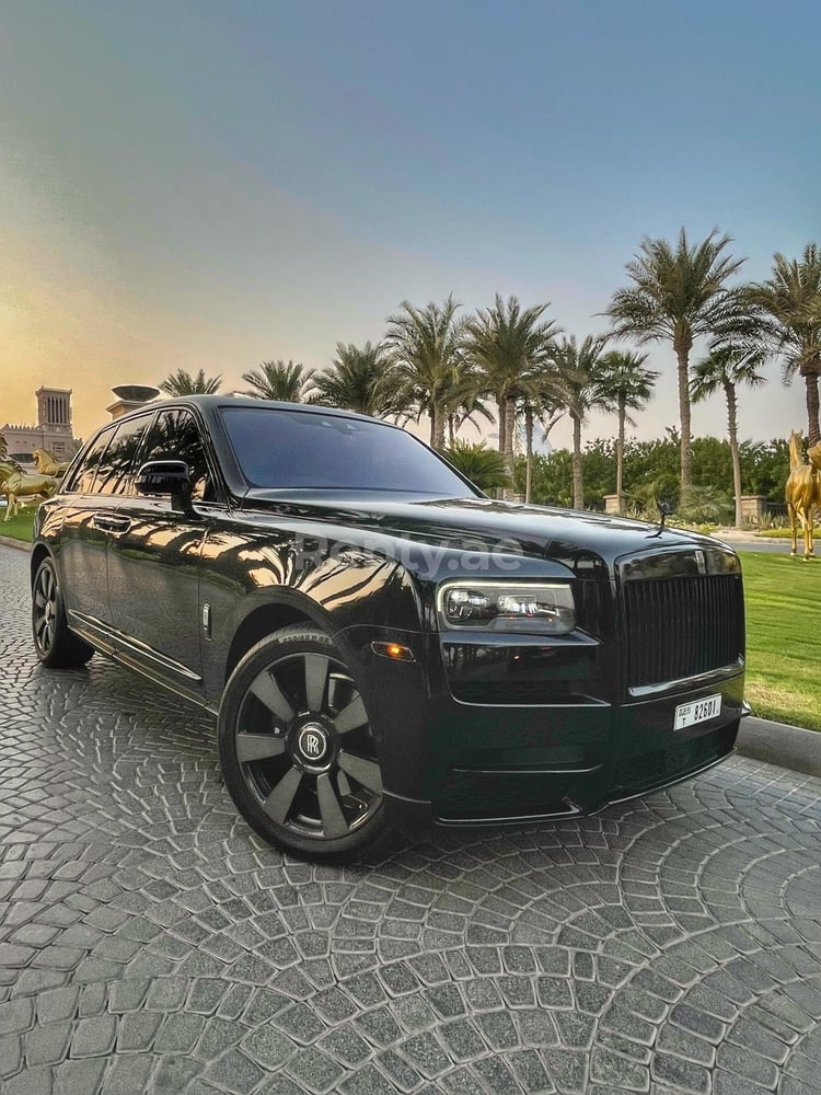 在迪拜租赁黑色 Rolls Royce Cullinan 9