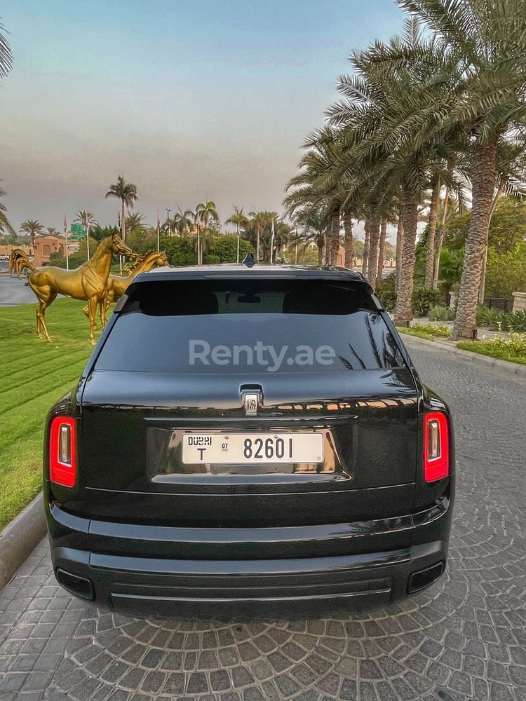 Negro Rolls Royce Cullinan en alquiler en Dubai 10