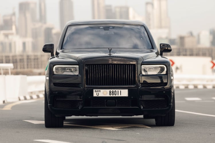 Negro Rolls Royce Cullinan en alquiler en Abu-Dhabi 0