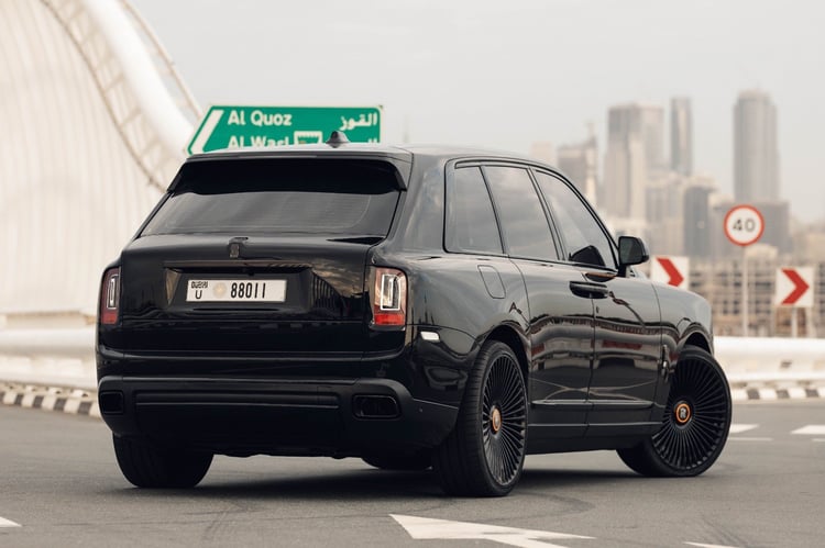 Noir Rolls Royce Cullinan en location à Dubai 2