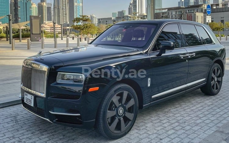 Negro Rolls Royce Cullinan en alquiler en Dubai