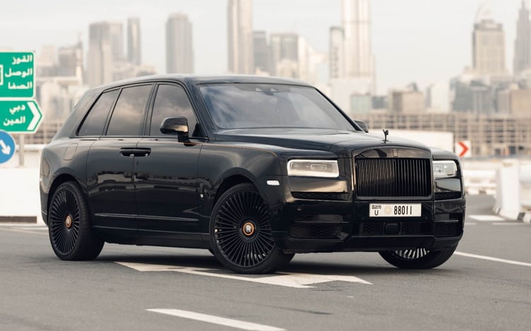 Nero Rolls Royce Cullinan in affitto a Sharjah