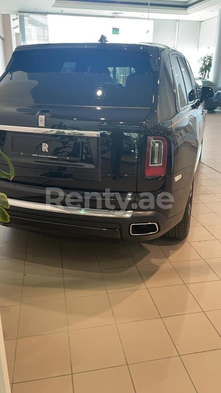 Noir Rolls Royce Cullinan en location à Dubai 2