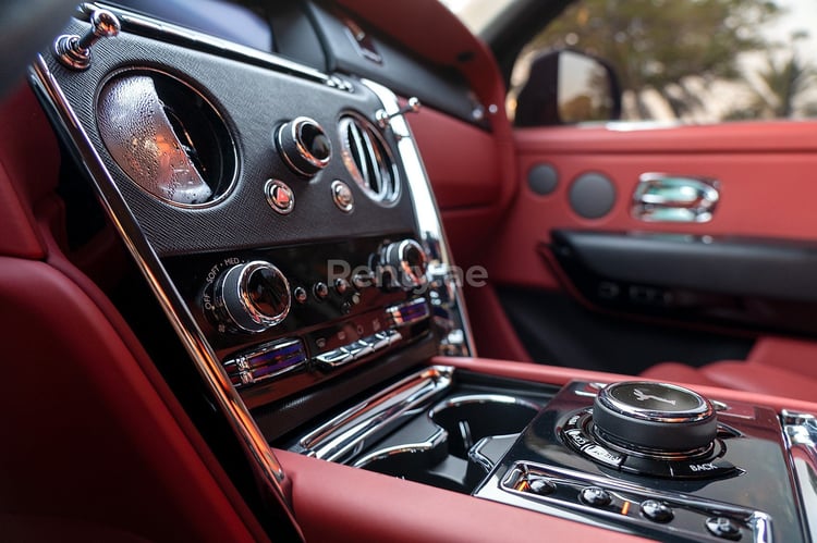 أسود Rolls Royce Cullinan للإيجار في أبو ظبي 6