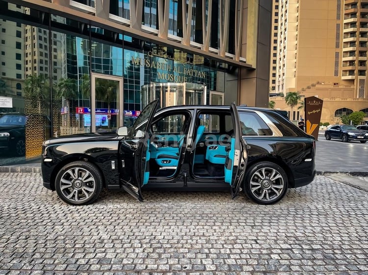 Schwarz Rolls Royce Cullinan zur Miete in Dubai 0