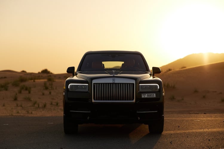 Noir Rolls Royce Cullinan en location à Sharjah 0