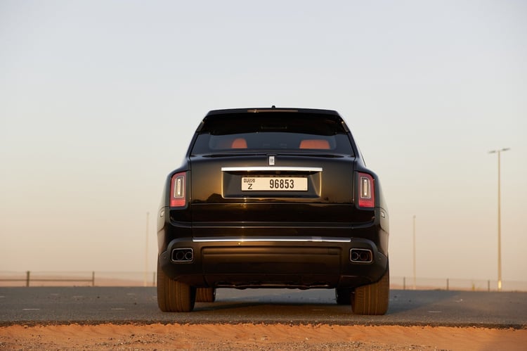 Negro Rolls Royce Cullinan en alquiler en Sharjah 2