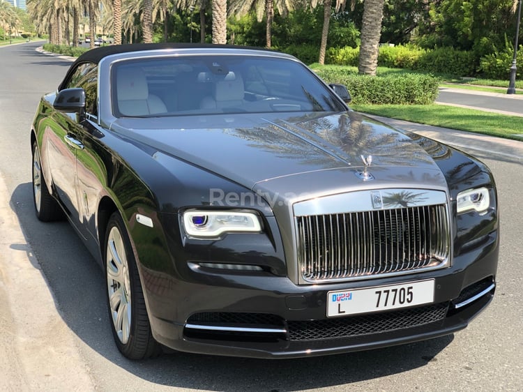 Negro Rolls Royce Dawn en alquiler en Sharjah 0