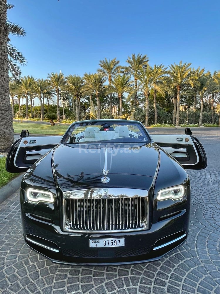 Noir Rolls Royce Dawn en location à Dubai 1