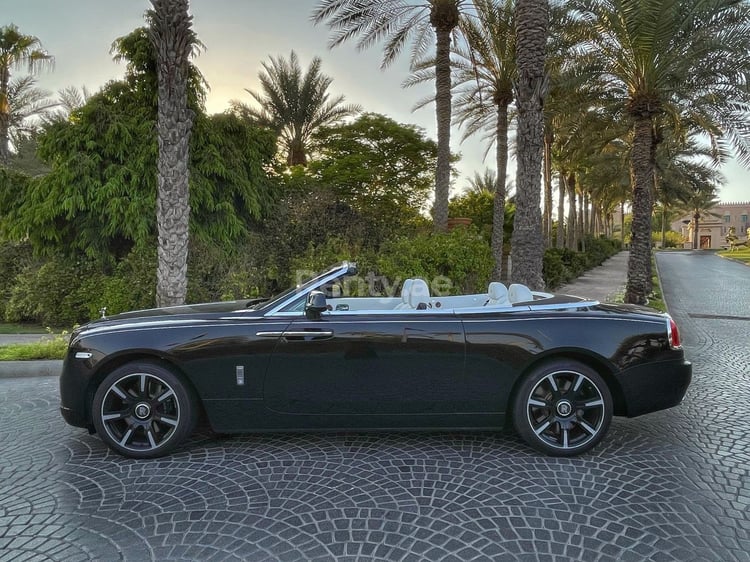 Negro Rolls Royce Dawn en alquiler en Abu-Dhabi 2