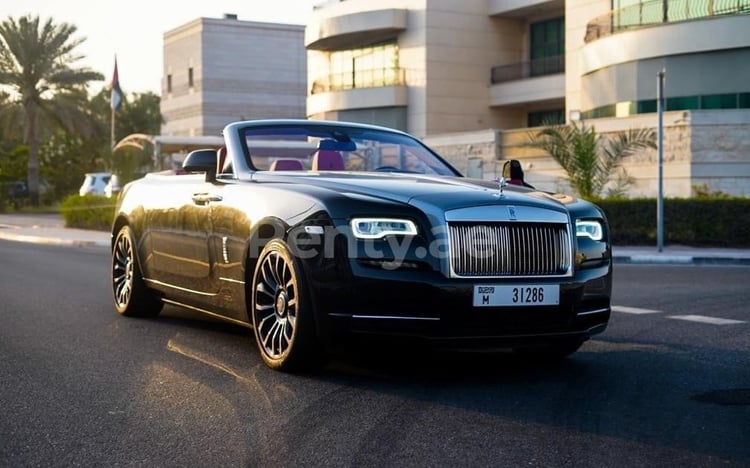 Noir Rolls Royce Dawn Black Badge en location à Abu-Dhabi