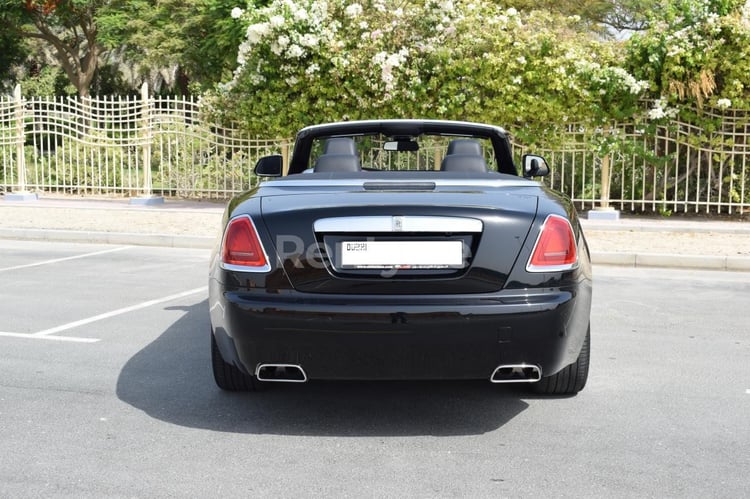 Schwarz Rolls Royce Dawn zur Miete in Dubai 2