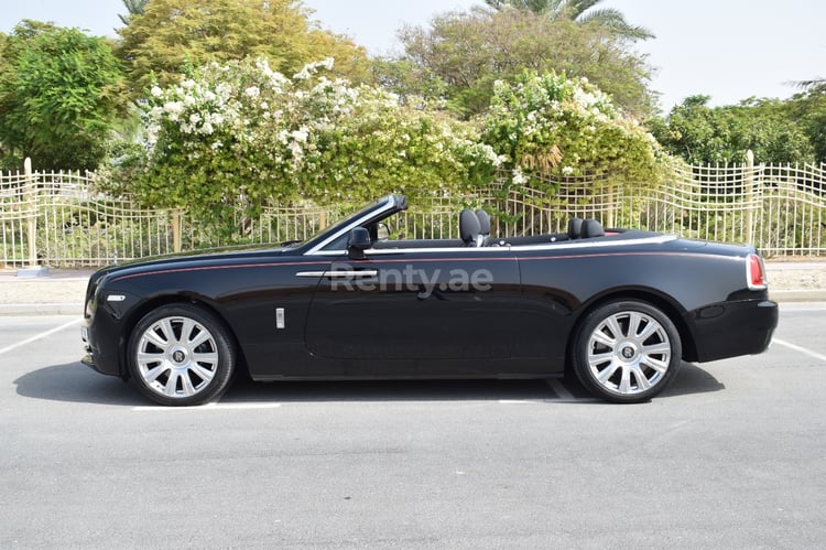 Negro Rolls Royce Dawn en alquiler en Abu-Dhabi 3