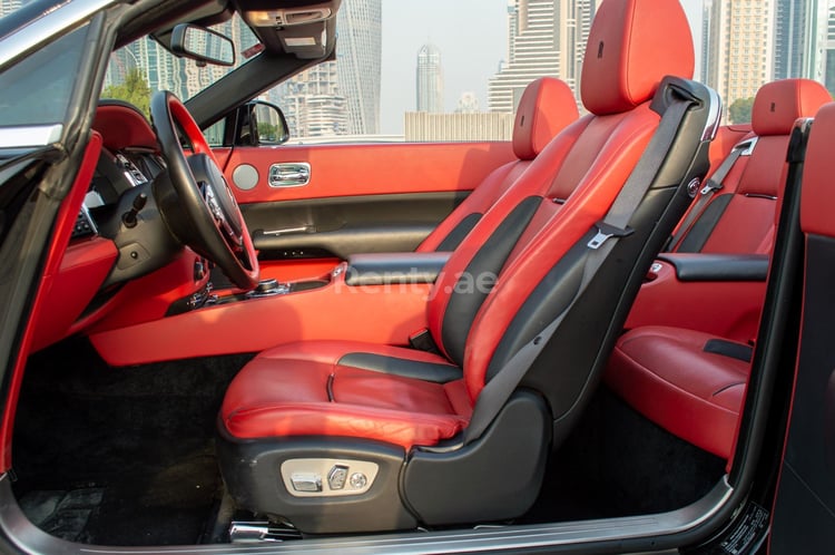 Nero Rolls Royce Dawn in affitto a Sharjah 4