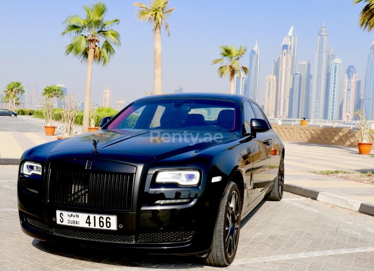 Noir Rolls Royce Ghost en location à Abu-Dhabi 0