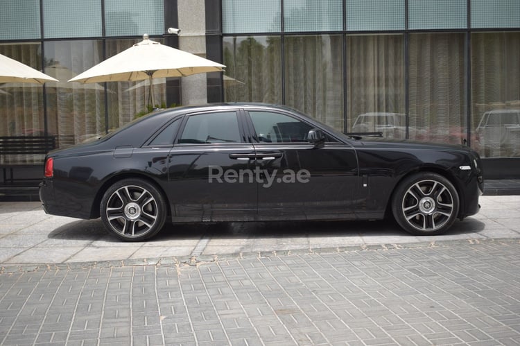 Schwarz Rolls Royce Ghost zur Miete in Dubai 2