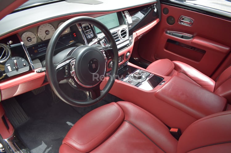 أسود Rolls Royce Ghost للإيجار في دبي 4