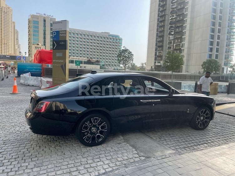 Negro Rolls Royce Ghost en alquiler en Dubai 2