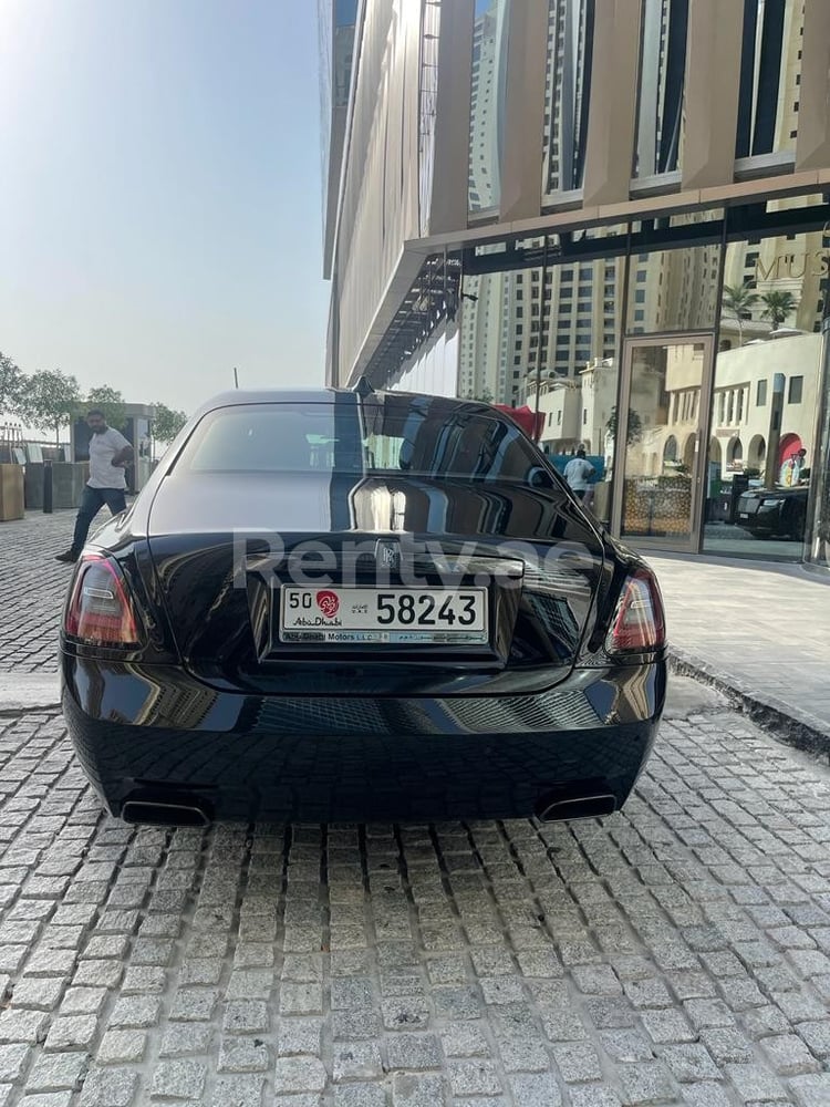 Negro Rolls Royce Ghost en alquiler en Dubai 3