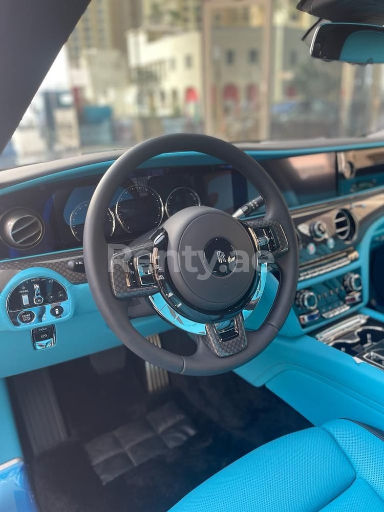 أسود Rolls Royce Ghost للإيجار في دبي 5