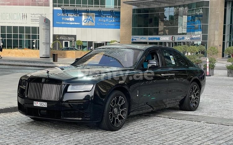 Negro Rolls Royce Ghost en alquiler en Dubai