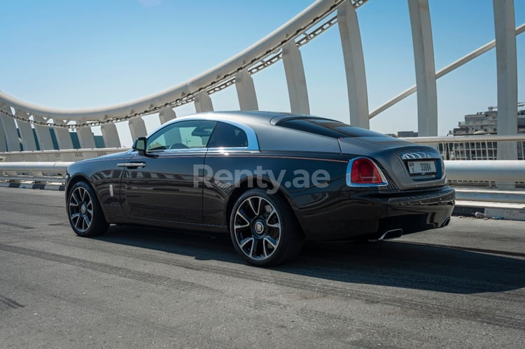 在阿布扎比租赁黑色 Rolls Royce Wraith Silver roof 2