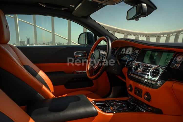 Negro Rolls Royce Wraith Silver roof en alquiler en Dubai 3