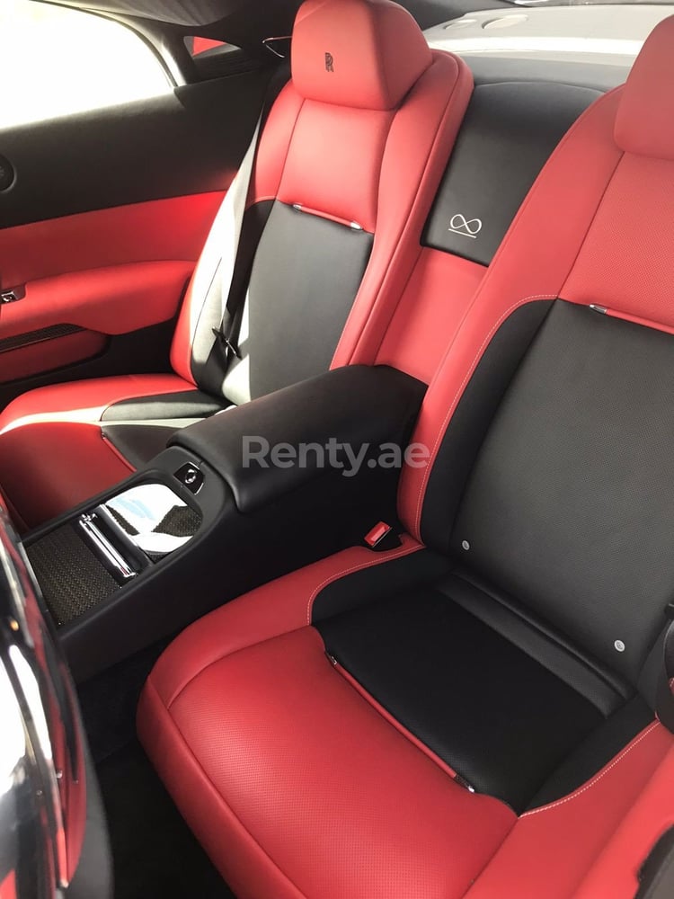 Schwarz Rolls Royce Wraith Black Badge zur Miete in Sharjah 1