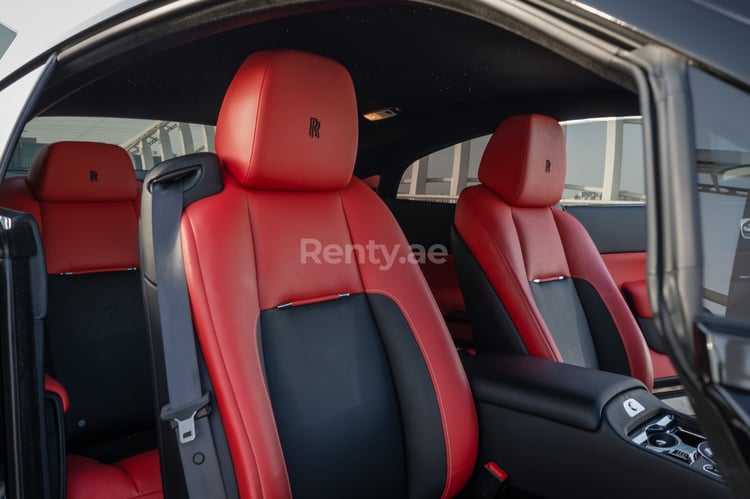 Nero Rolls Royce Wraith Black Badge in affitto a Dubai 6