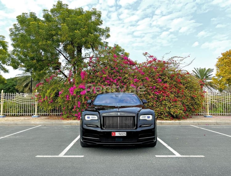 Negro Rolls Royce Wraith-BLACK BADGE en alquiler en Abu-Dhabi 1