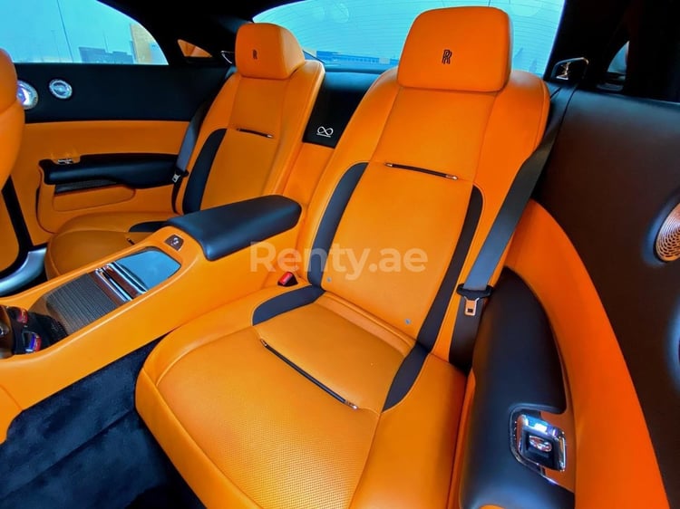 Черный Rolls Royce Wraith-BLACK BADGE в аренду в Дубай 4