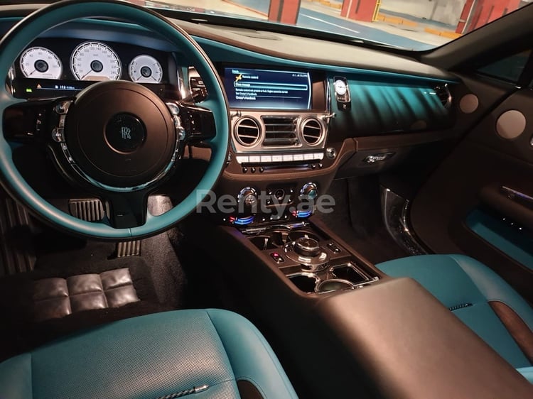 Negro Rolls Royce Wraith en alquiler en Abu-Dhabi 5