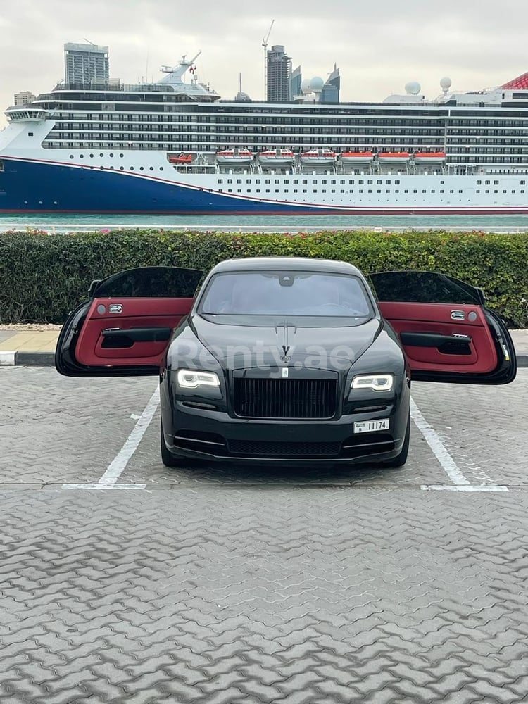 Negro Rolls Royce Wraith en alquiler en Dubai 3