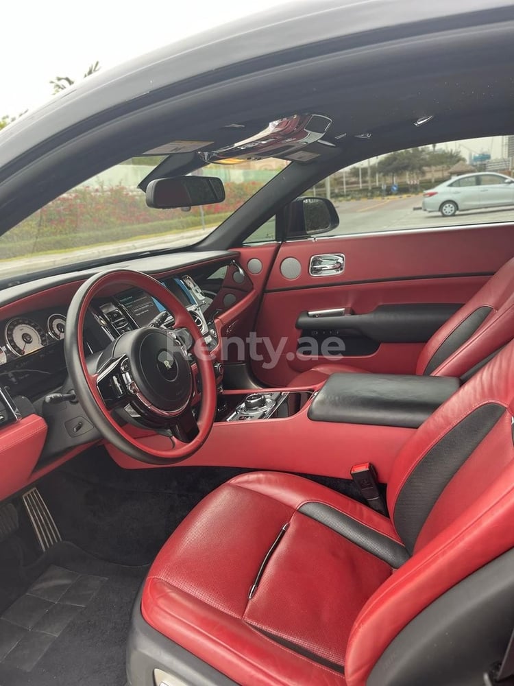 Nero Rolls Royce Wraith in affitto a Sharjah 5