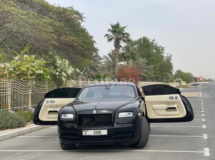 Nero Rolls Royce Wraith in affitto a Dubai 1