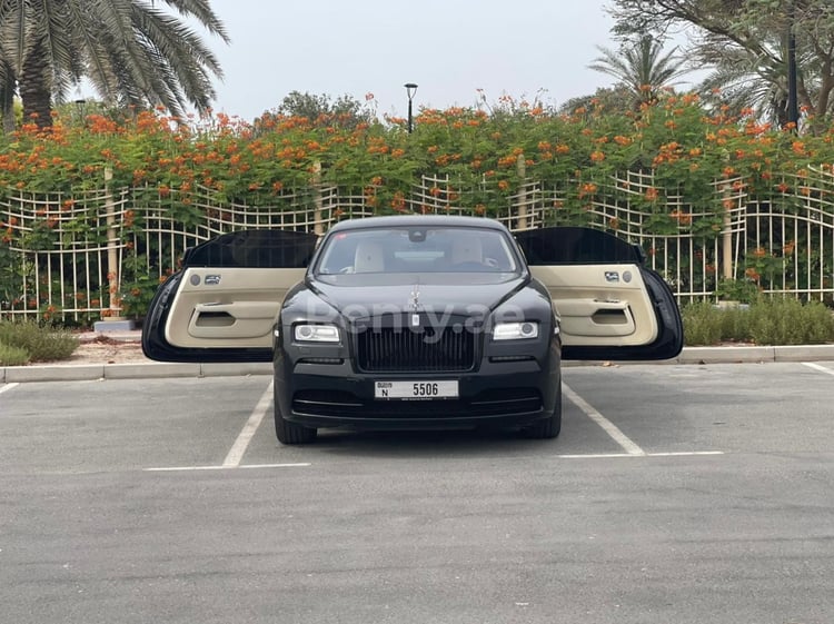 Nero Rolls Royce Wraith in affitto a Dubai 2