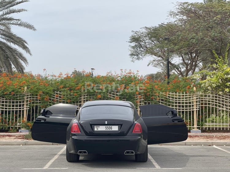 Negro Rolls Royce Wraith en alquiler en Abu-Dhabi 4