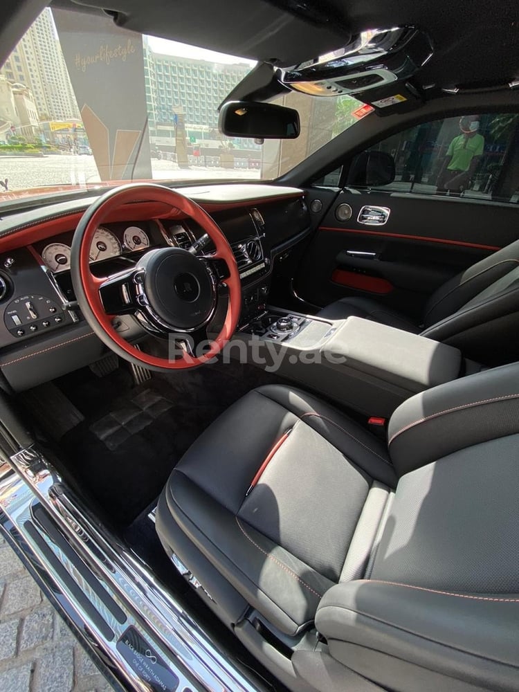 أسود Rolls Royce Wraith- BLACK BADGE للإيجار في دبي 4