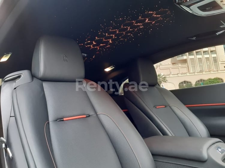 Noir Rolls Royce Wraith- BLACK BADGE en location à Abu-Dhabi 5