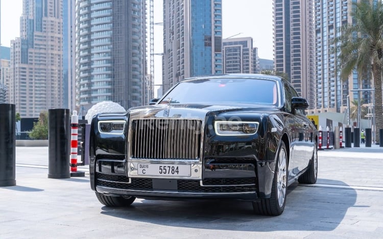 Noir Rolls-Royce Phantom en location à Dubai