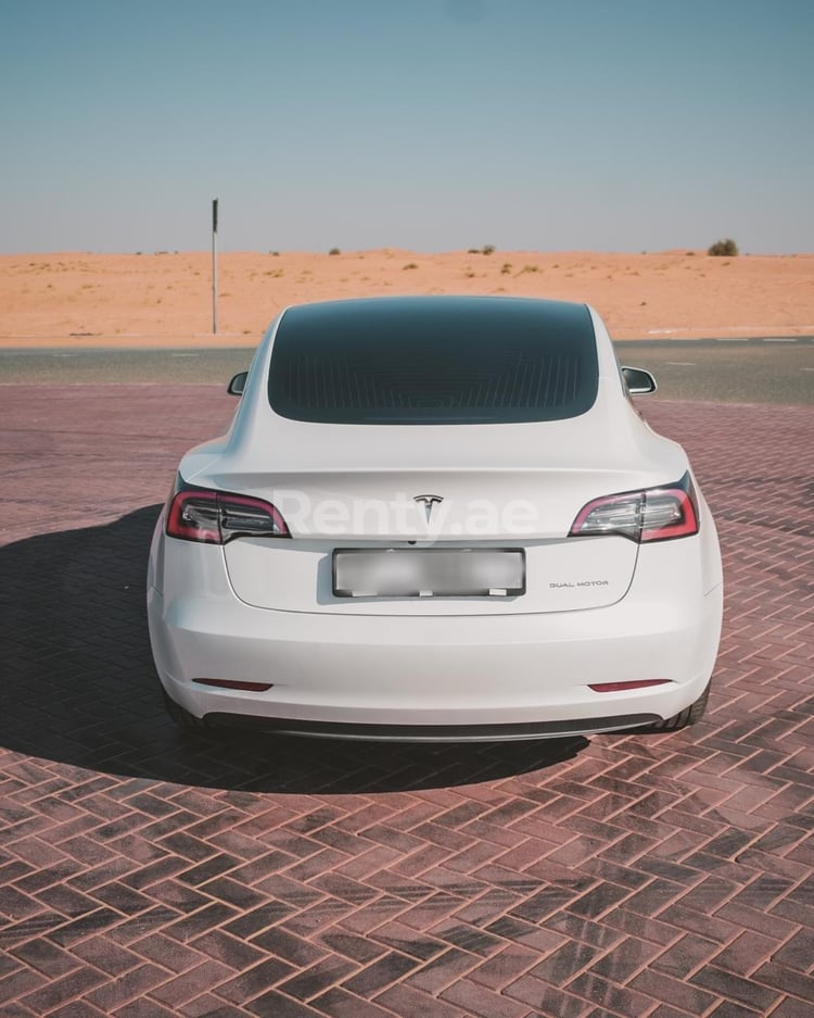 Blanc Tesla Model 3 en location à Dubai 2